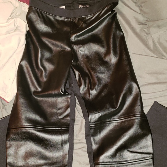 Leather leggings..Super Cute Fit - Picture 2 of 2